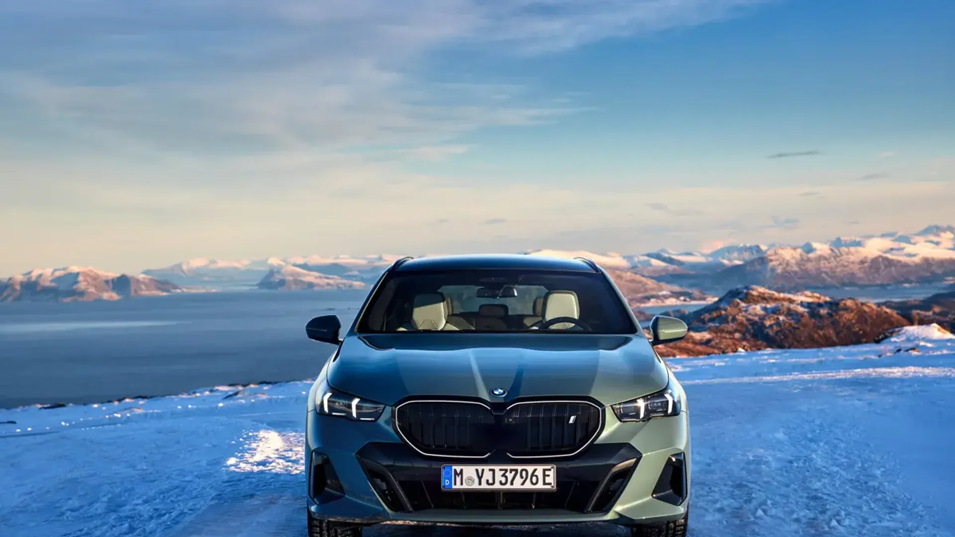 Elettronauti - BMW i5 M60 xDrive Touring - Grigio - Esterno - Vista anteriore a tre quarti