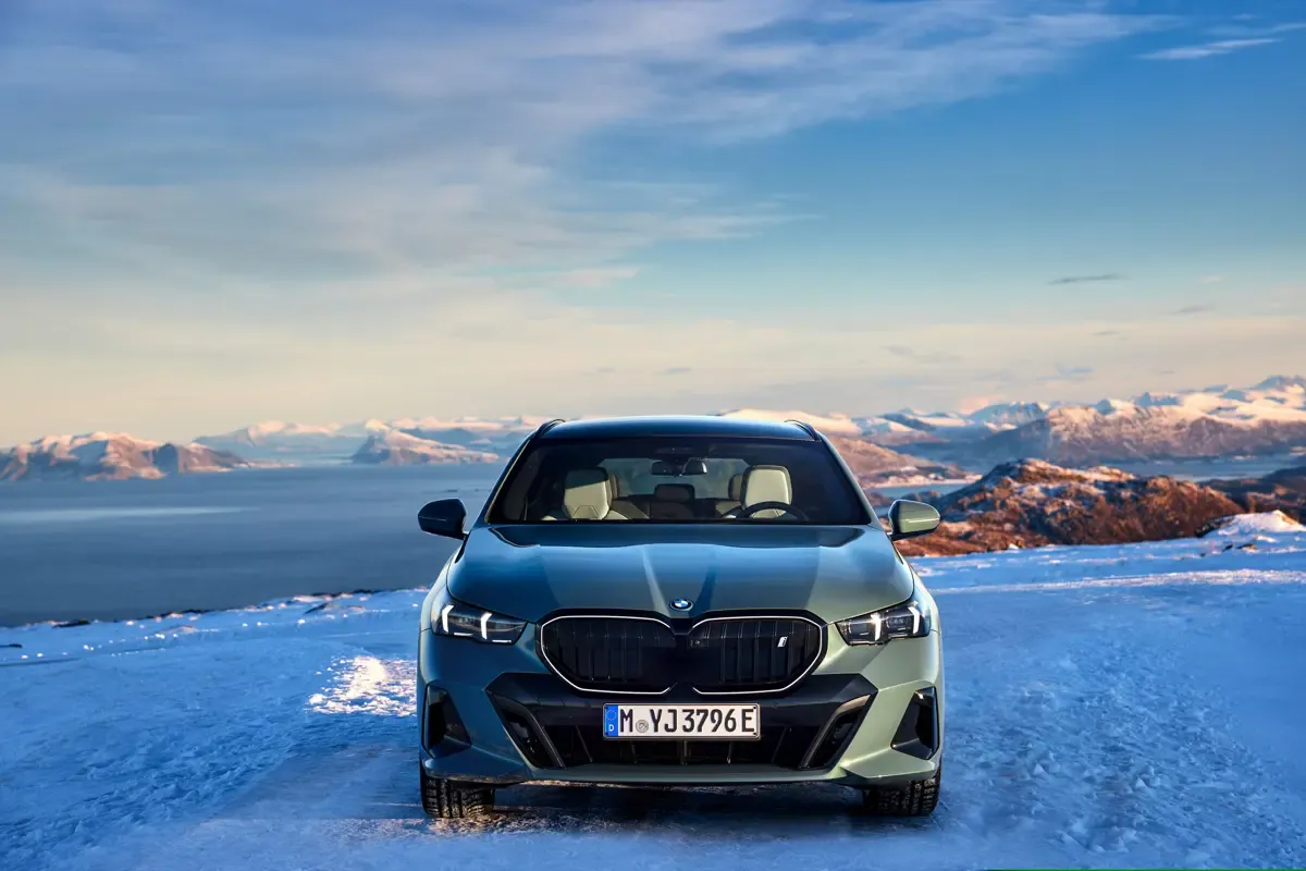 Elettronauti - BMW i5 M60 xDrive Touring - Grigio - Esterno - Vista anteriore a tre quarti