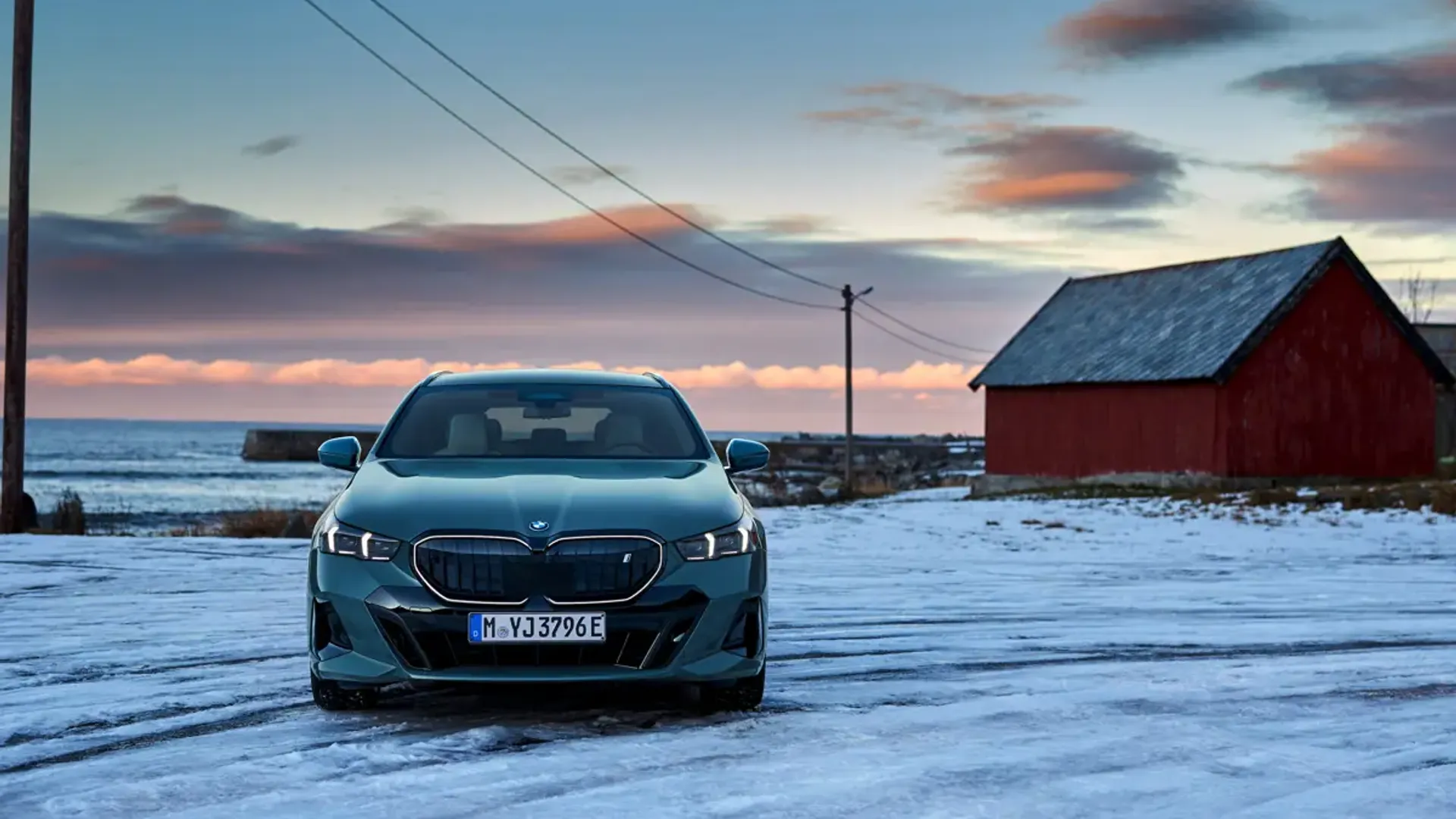 Elettronauti - BMW i5 M60 xDrive Touring - Grigio - Esterno - Vista anteriore a tre quarti