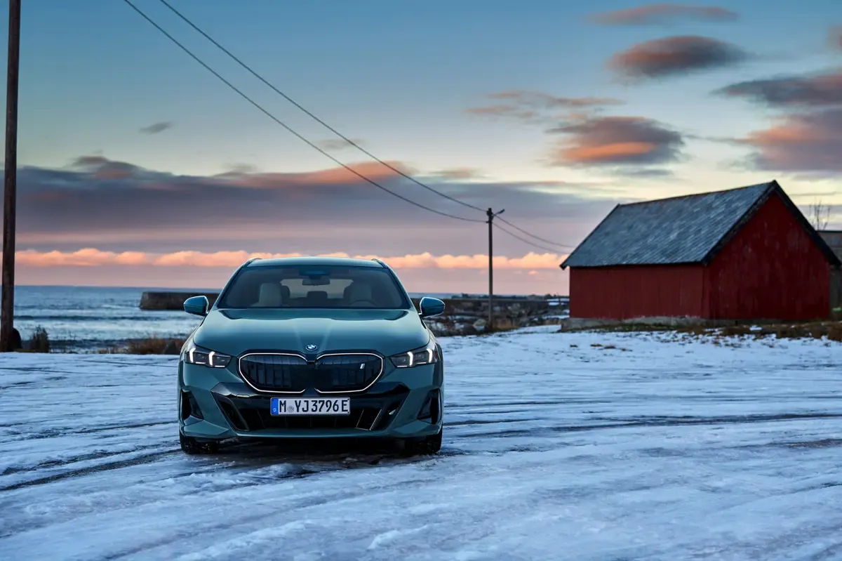 Elettronauti - BMW i5 M60 xDrive Touring - Grigio - Esterno - Vista anteriore a tre quarti