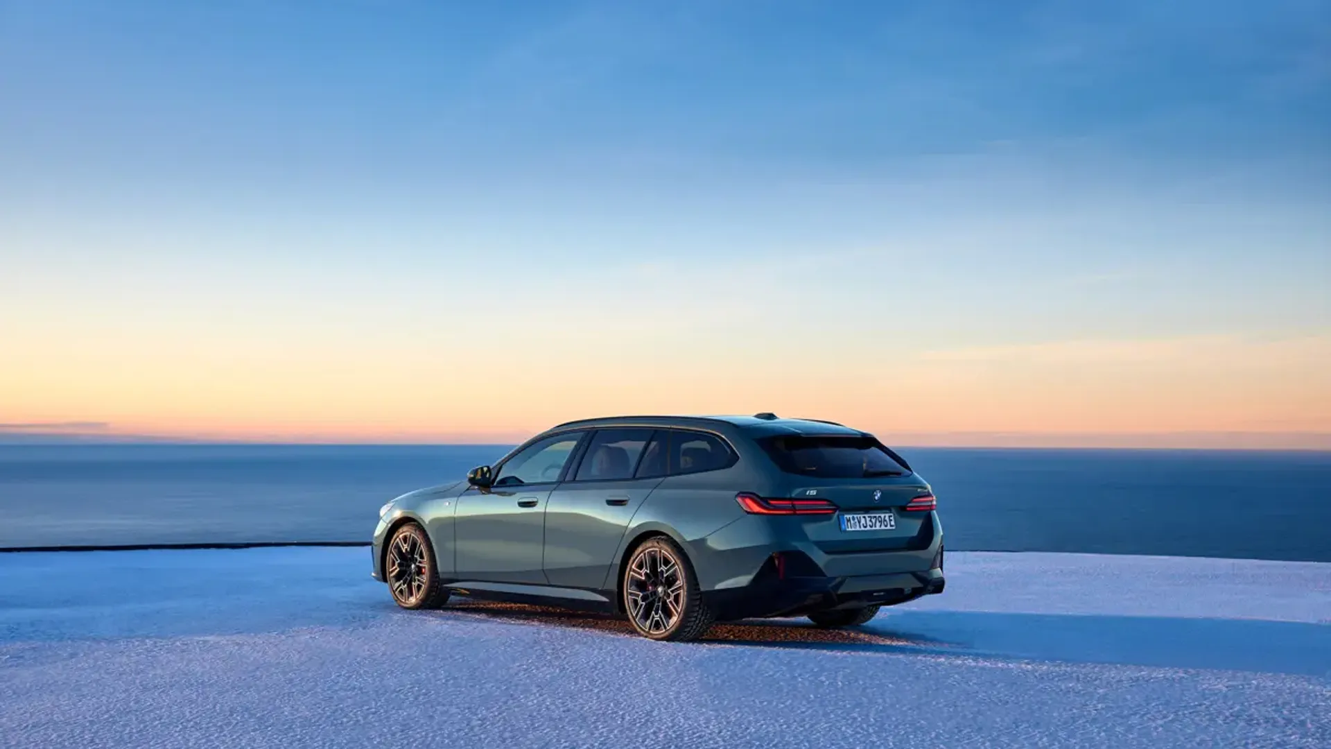 Elettronauti - BMW i5 M60 xDrive Touring - Grigio - Esterno - Vista anteriore a tre quarti