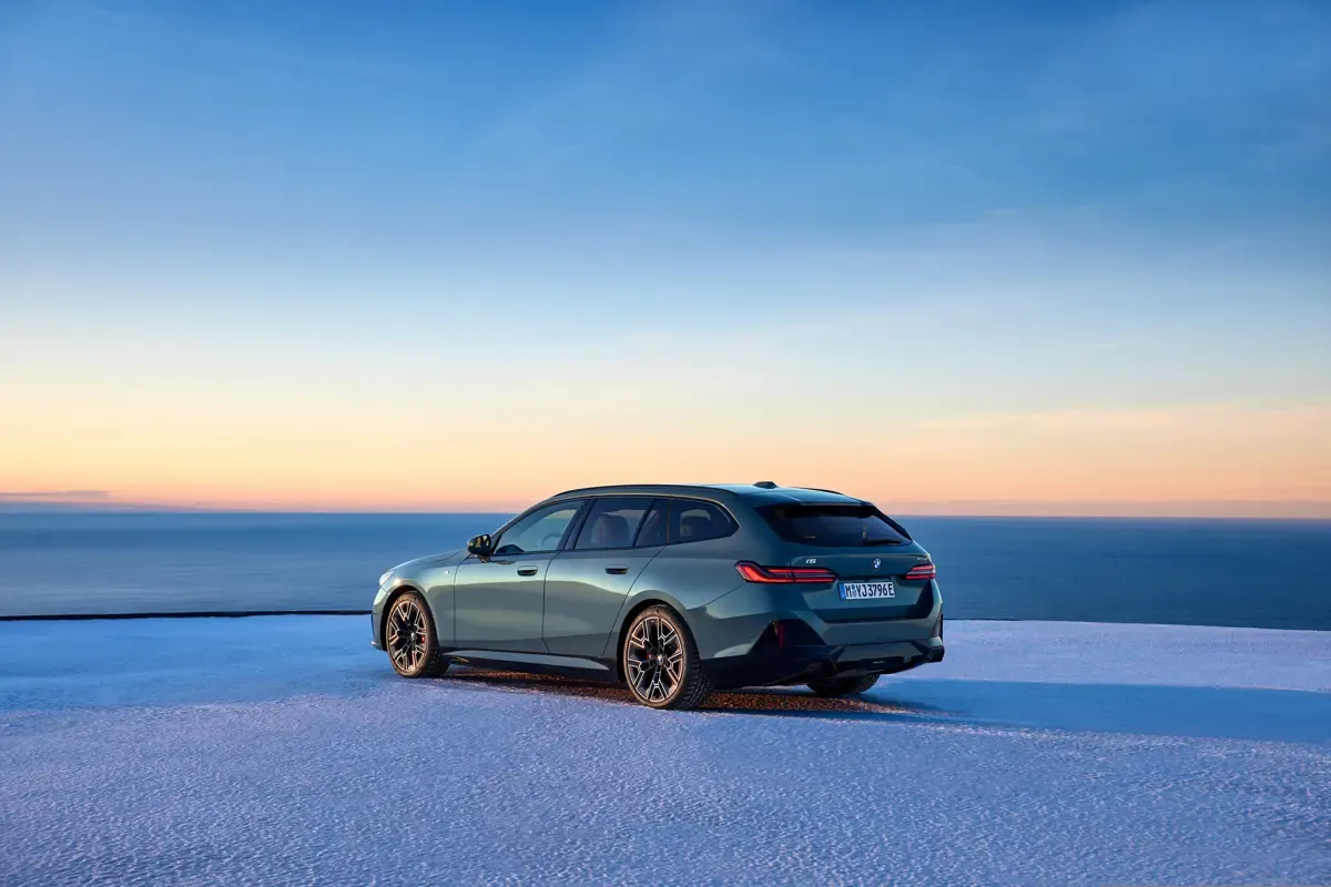 Elettronauti - BMW i5 M60 xDrive Touring - Grigio - Esterno - Vista anteriore a tre quarti