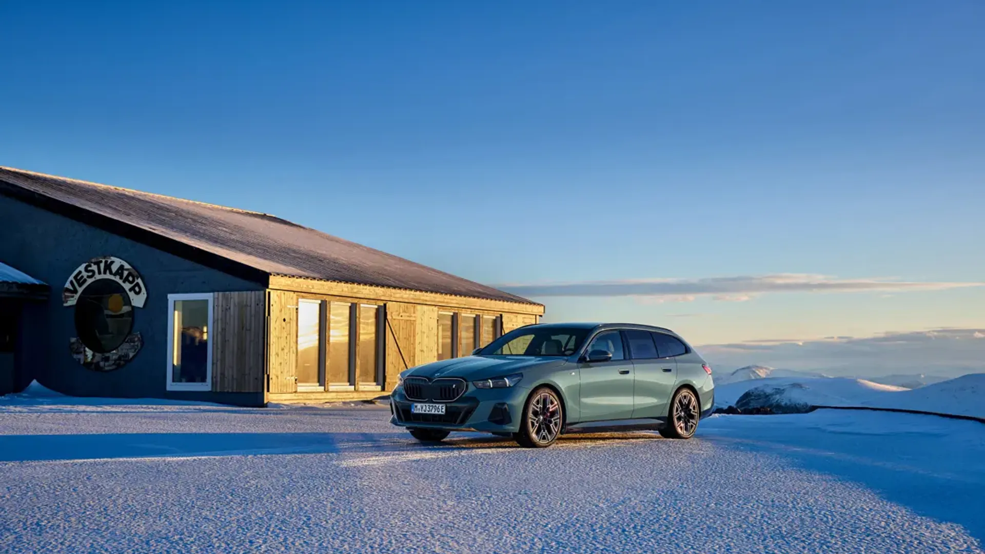 Elettronauti - BMW i5 M60 xDrive Touring - Grigio - Esterno - Vista anteriore a tre quarti