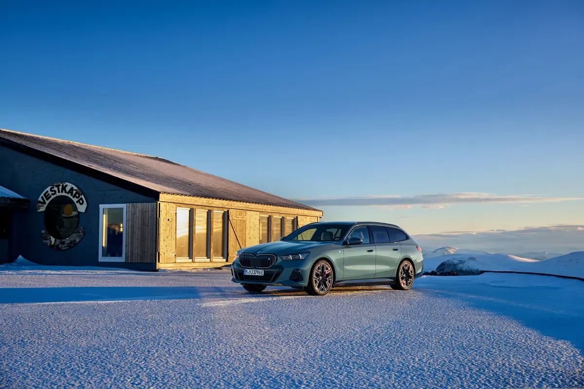 Elettronauti - BMW i5 M60 xDrive Touring - Grigio - Esterno - Vista anteriore a tre quarti