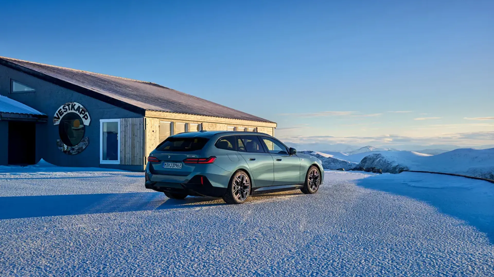 Elettronauti - BMW i5 M60 xDrive Touring - Grigio - Esterno - Vista anteriore a tre quarti