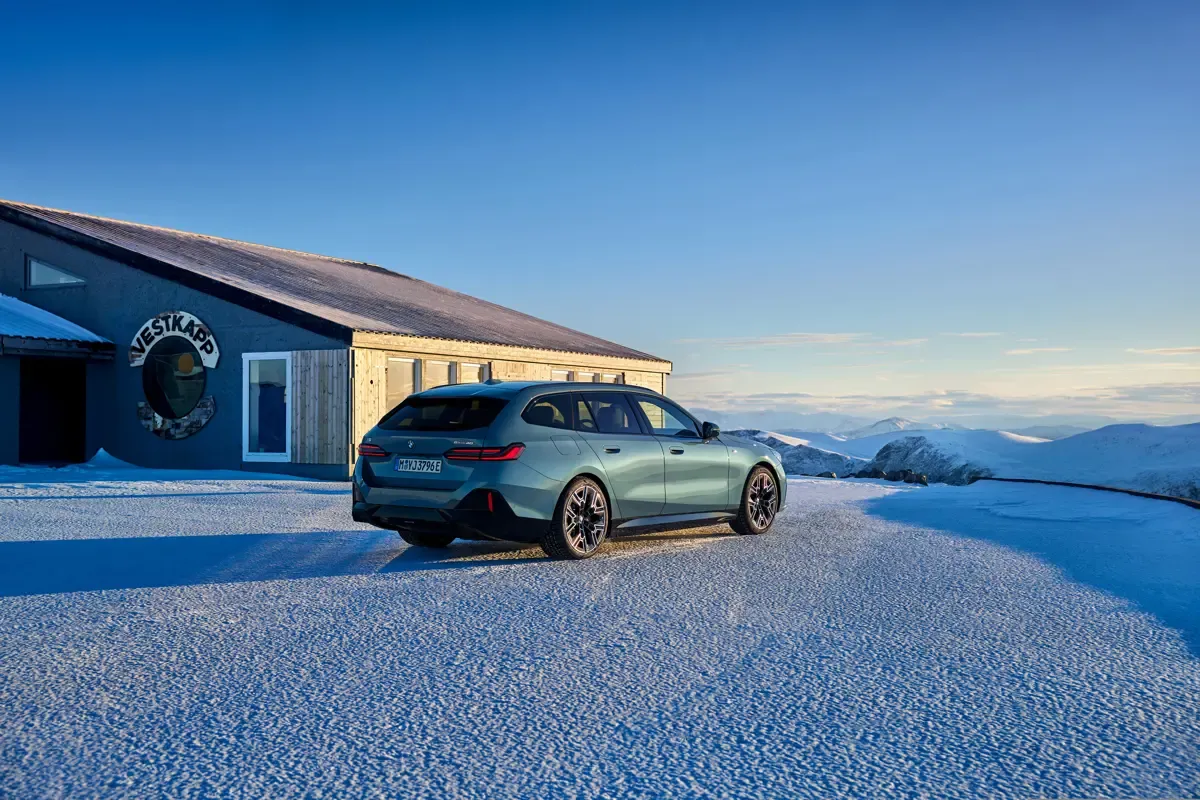 Elettronauti - BMW i5 M60 xDrive Touring - Grigio - Esterno - Vista anteriore a tre quarti