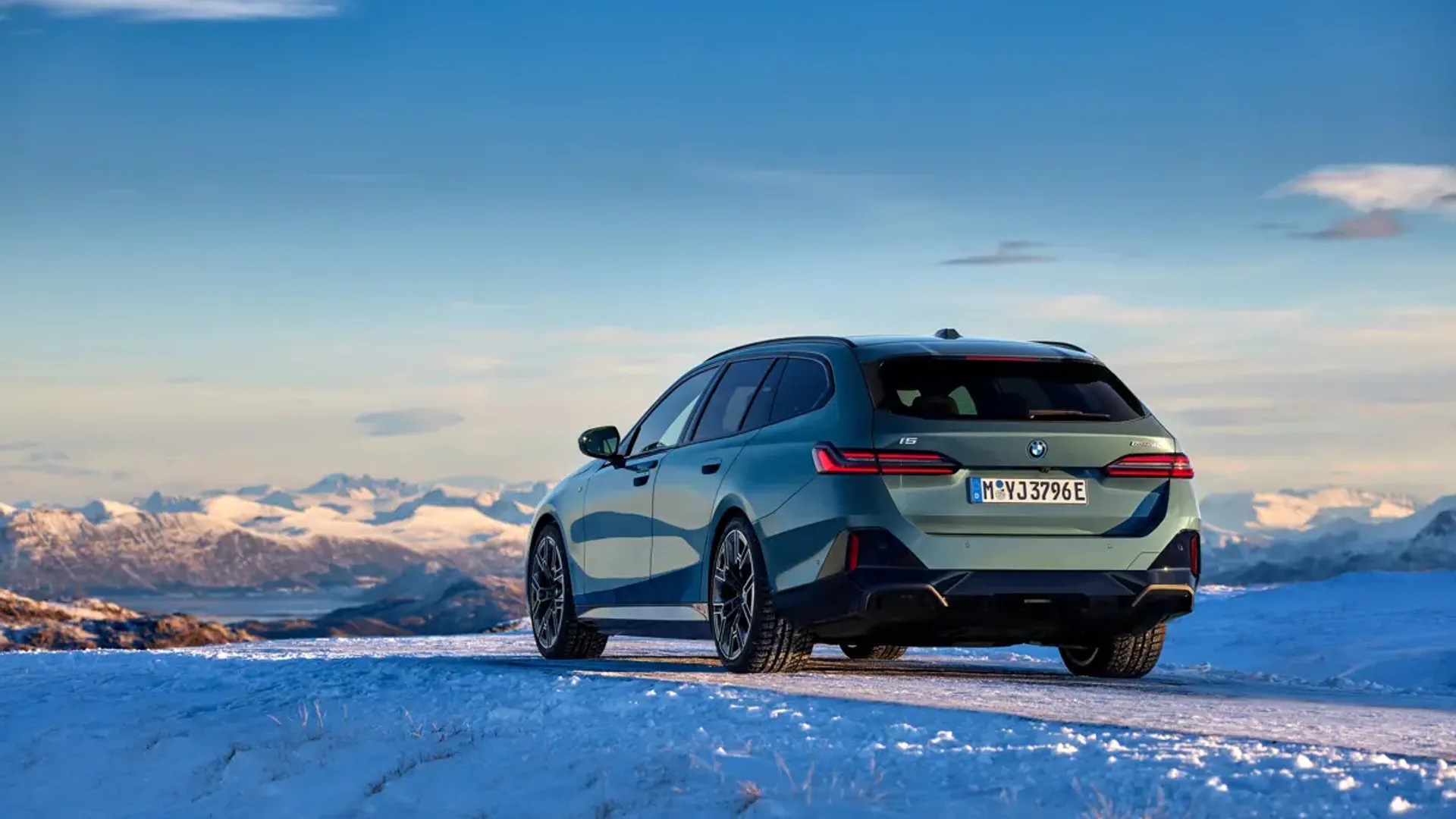 Elettronauti - BMW i5 M60 xDrive Touring - Grigio - Esterno - Vista anteriore a tre quarti