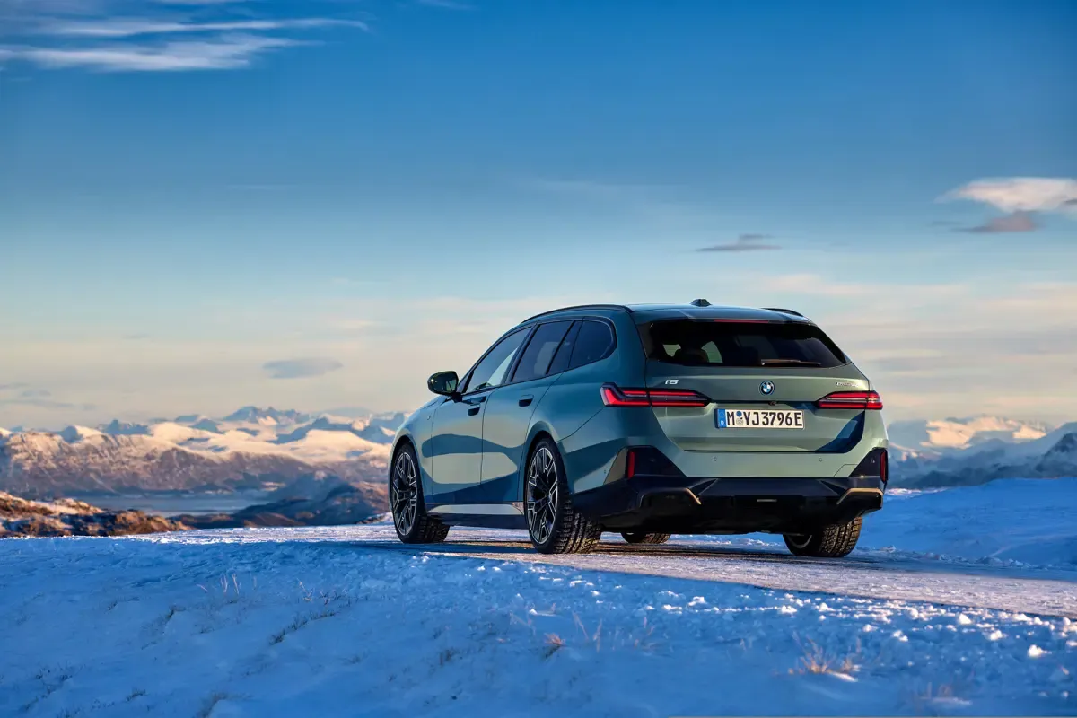 Elettronauti - BMW i5 M60 xDrive Touring - Grigio - Esterno - Vista anteriore a tre quarti
