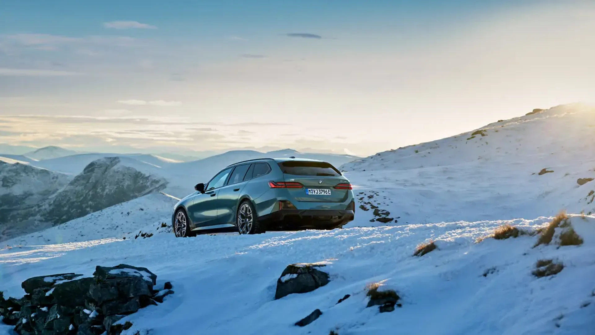 Elettronauti - BMW i5 M60 xDrive Touring - Grigio - Esterno - Vista anteriore a tre quarti