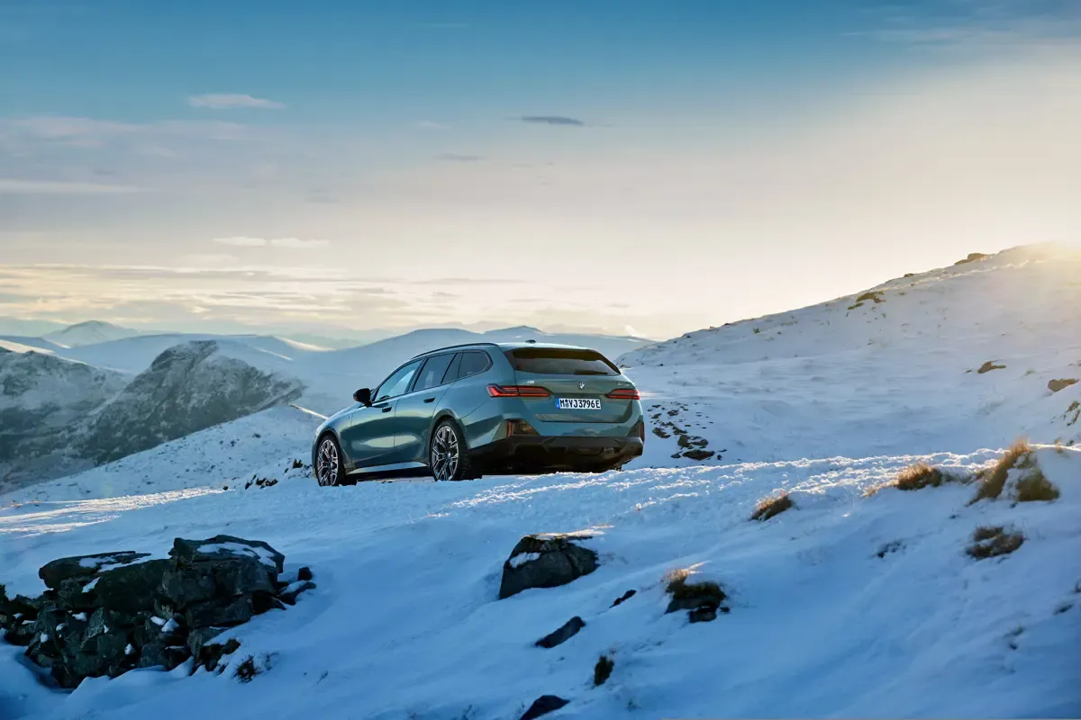 Elettronauti - BMW i5 M60 xDrive Touring - Grigio - Esterno - Vista anteriore a tre quarti