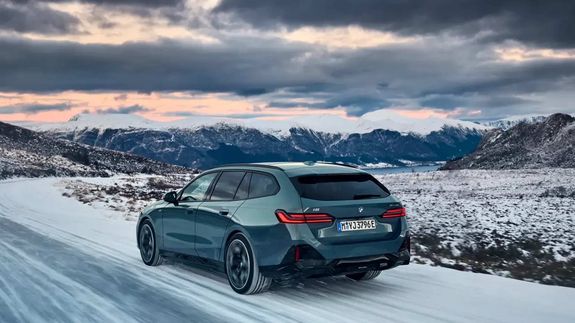 Elettronauti - BMW i5 M60 xDrive Touring - Grigio - Esterno - Vista anteriore a tre quarti