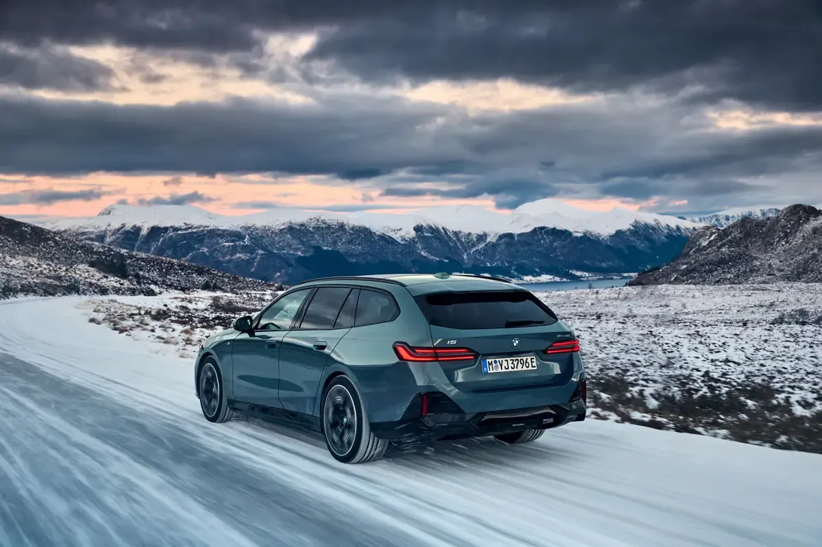 Elettronauti - BMW i5 M60 xDrive Touring - Grigio - Esterno - Vista anteriore a tre quarti