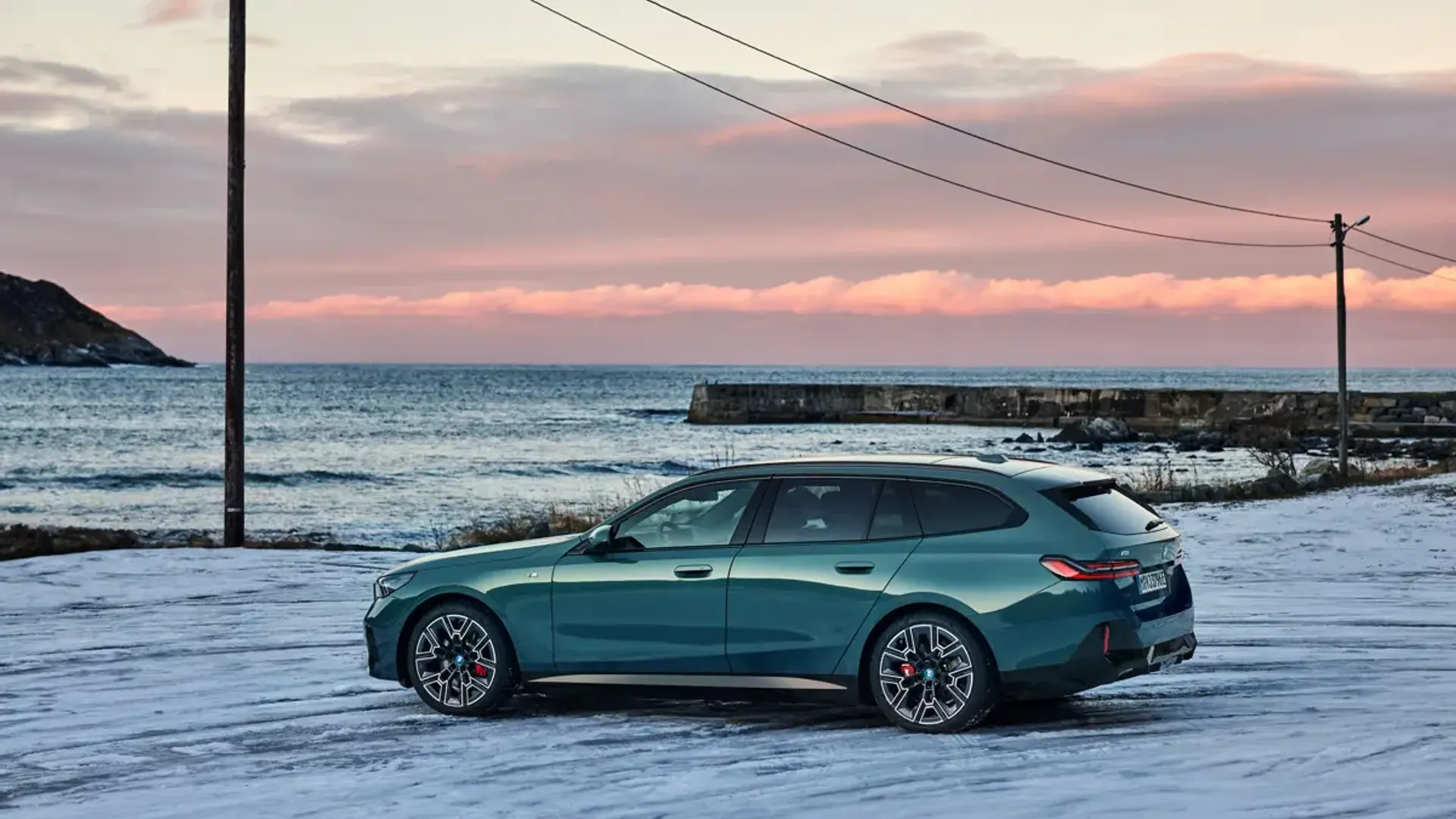 Elettronauti - BMW i5 M60 xDrive Touring - Grigio - Esterno - Vista anteriore a tre quarti