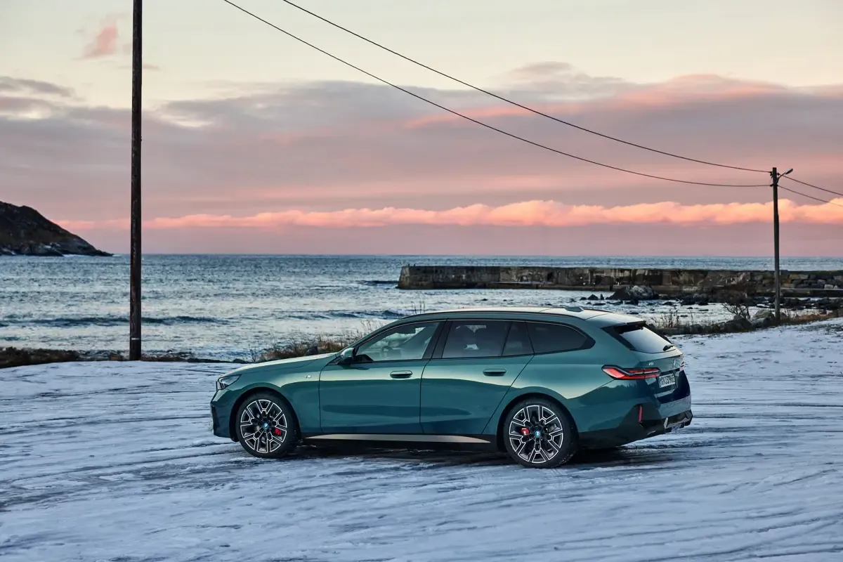 Elettronauti - BMW i5 M60 xDrive Touring - Grigio - Esterno - Vista anteriore a tre quarti
