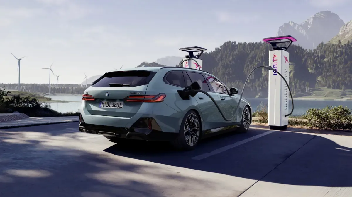 Elettronauti - BMW i5 M60 xDrive Touring - Grigio - Esterno - Vista anteriore a tre quarti