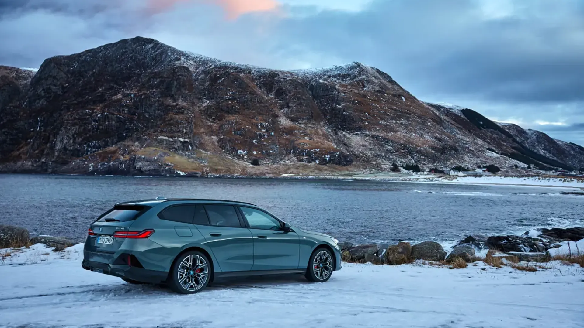 Elettronauti - BMW i5 M60 xDrive Touring - Matte Grey - Esterno - Vista anteriore a tre quarti