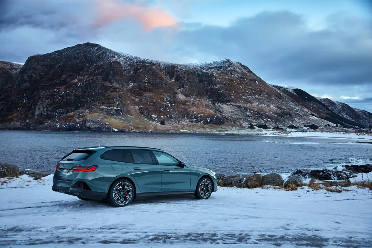 Elettronauti - BMW i5 M60 xDrive Touring - Matte Grey - Esterno - Vista anteriore a tre quarti