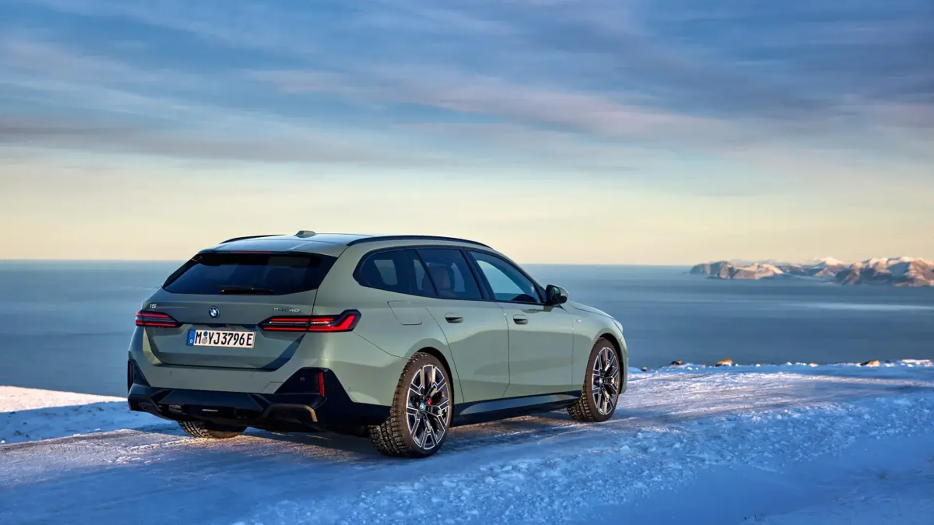 Elettronauti - BMW i5 M60 xDrive Touring - Rosso - Esterno - Vista anteriore a tre quarti