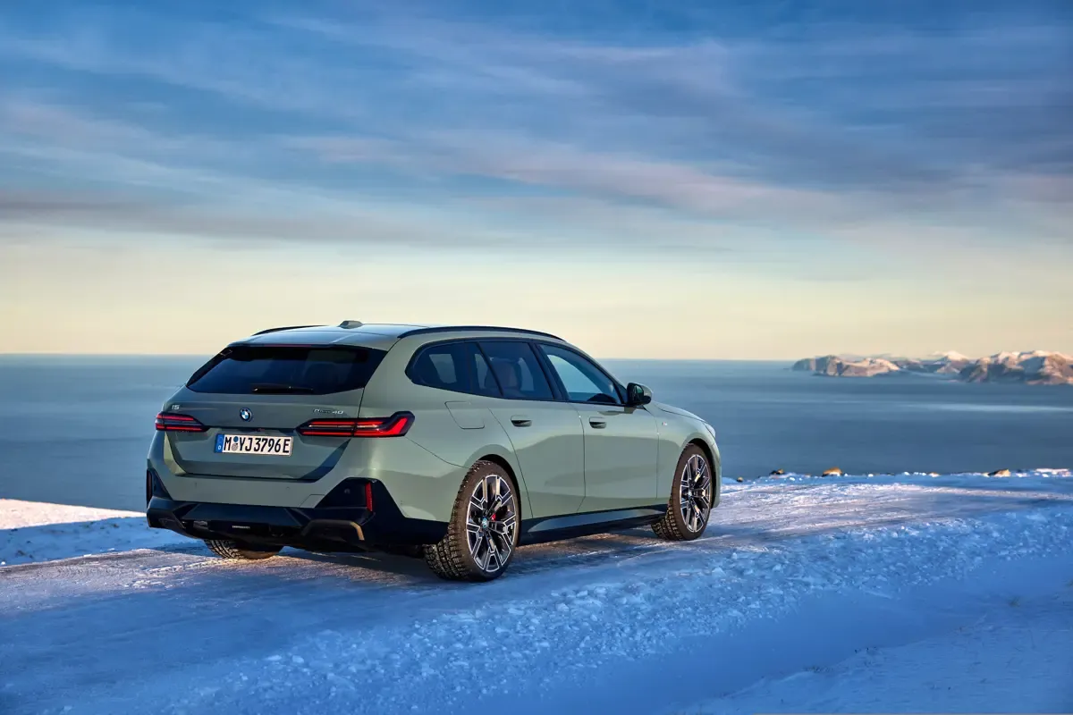 Elettronauti - BMW i5 M60 xDrive Touring - Rosso - Esterno - Vista anteriore a tre quarti