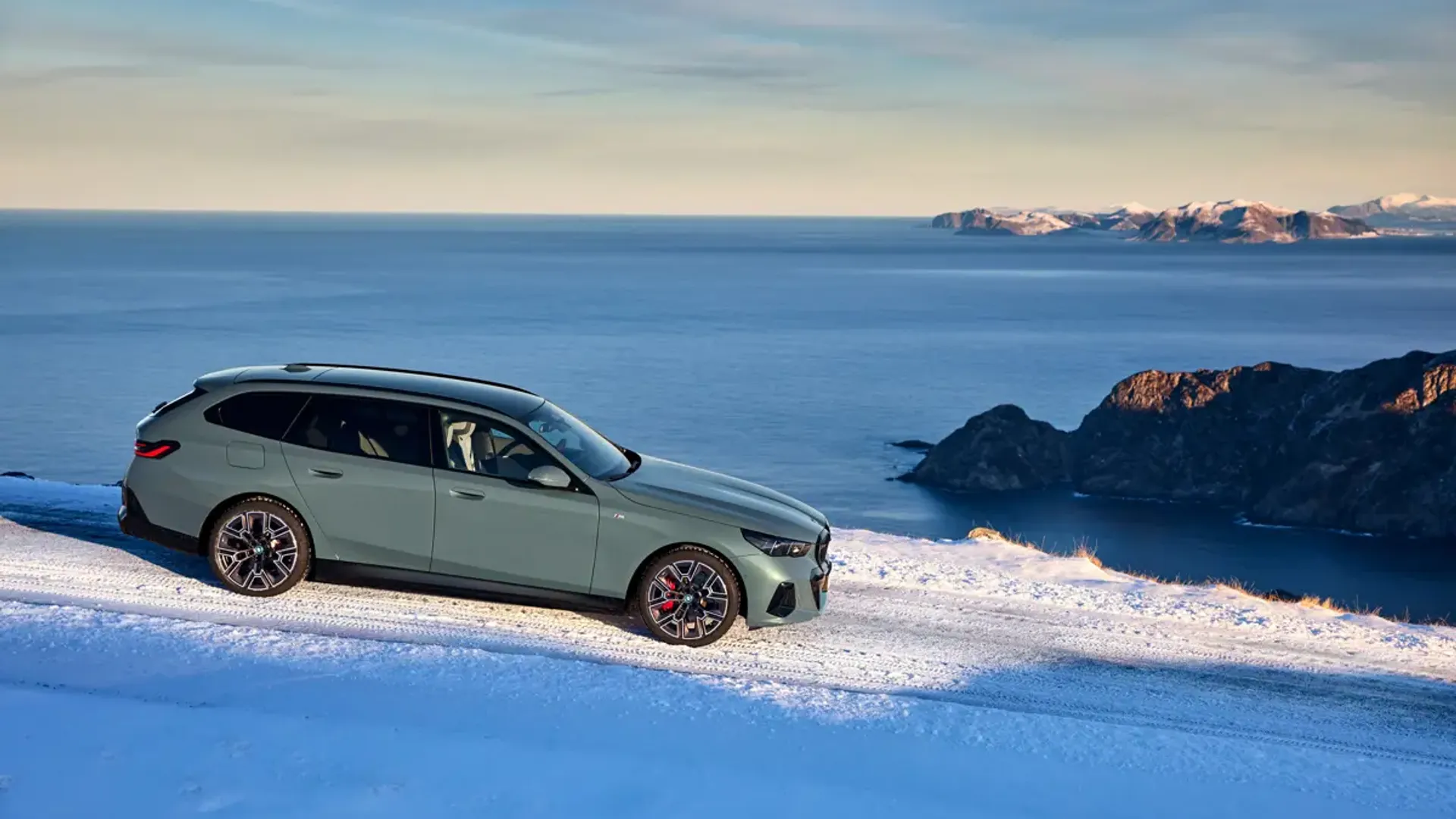 Elettronauti - BMW i5 M60 xDrive Touring - Rosso - Esterno - Vista anteriore a tre quarti
