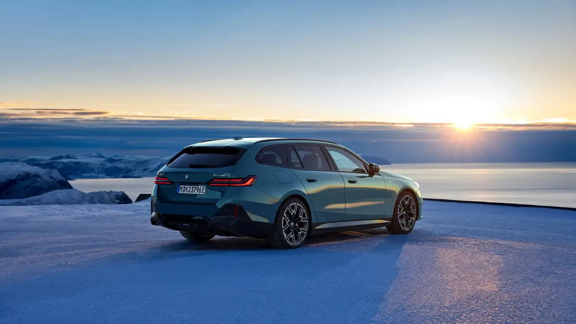 Elettronauti - BMW i5 M60 xDrive Touring - Rosso - Esterno - Vista anteriore a tre quarti
