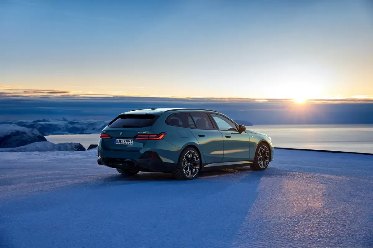 Elettronauti - BMW i5 M60 xDrive Touring - Rosso - Esterno - Vista anteriore a tre quarti