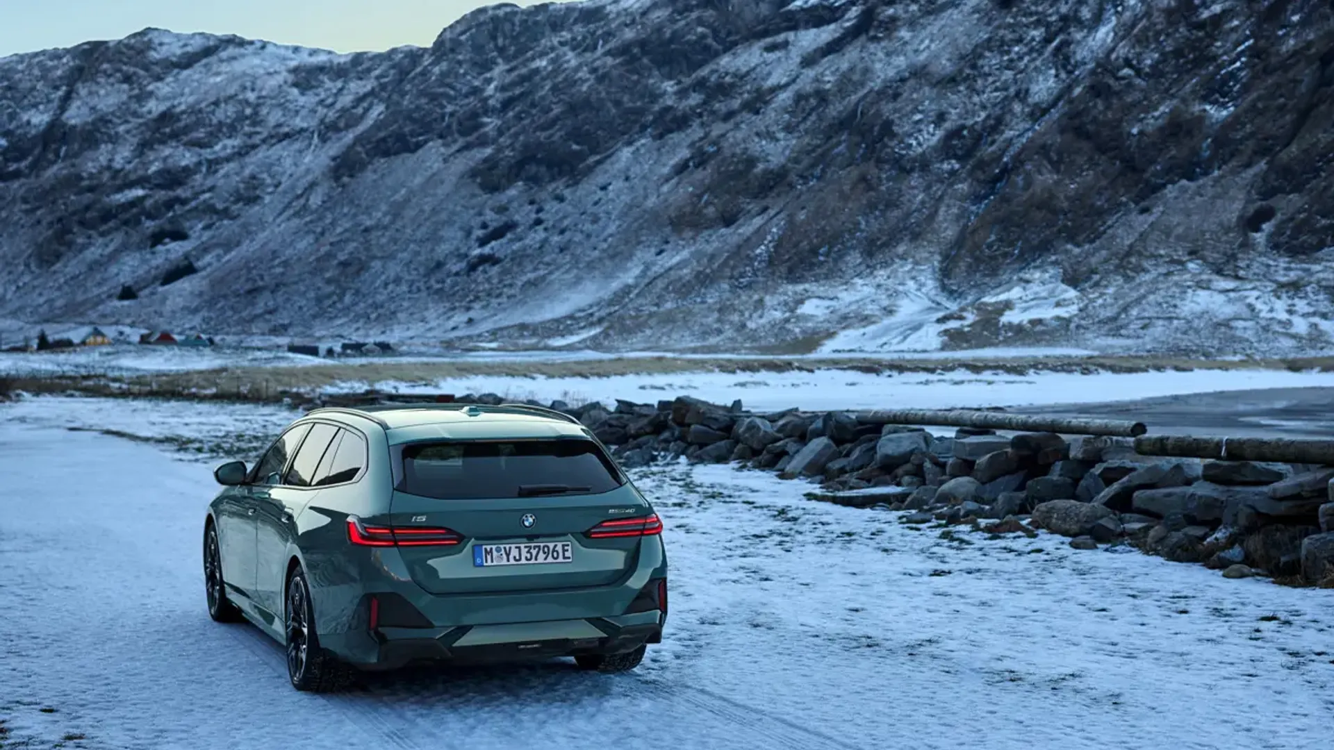 Elettronauti - BMW i5 M60 xDrive Touring - Grigio - Esterno - Vista posteriore
