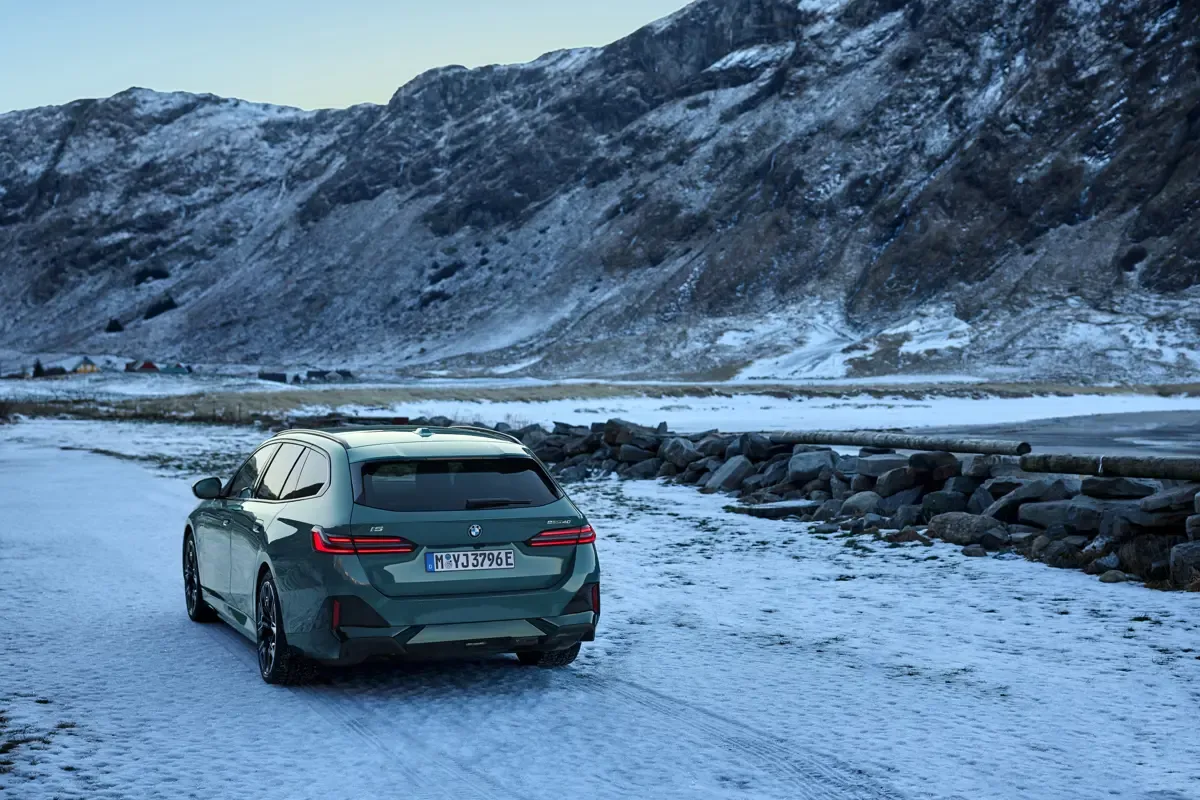 Elettronauti - BMW i5 M60 xDrive Touring - Grigio - Esterno - Vista posteriore
