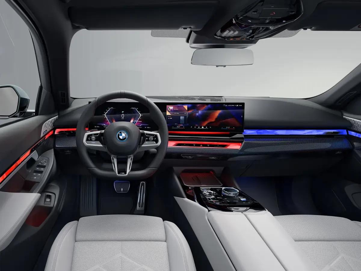 Elettronauti - BMW i5 M60 xDrive Touring - Infotainment - Vista della plancia