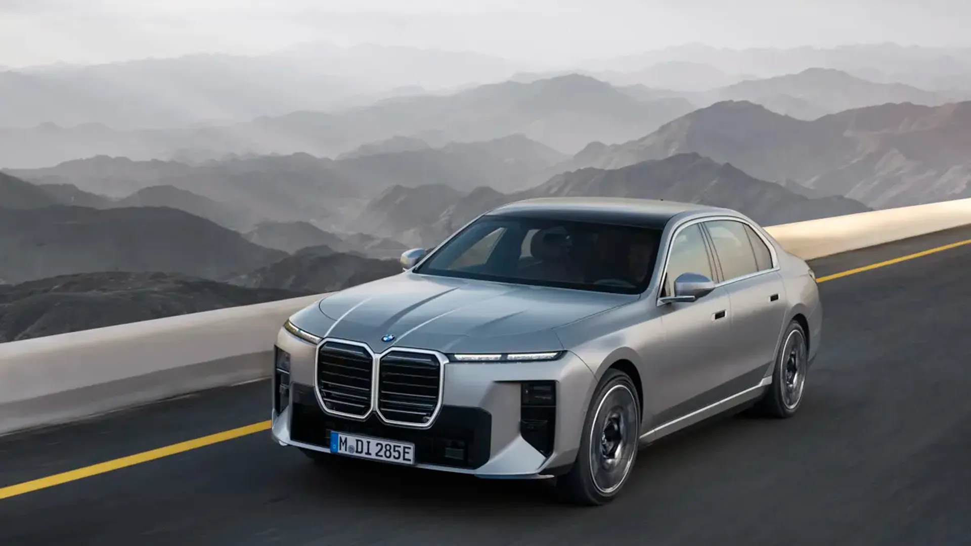 Elettronauti - BMW i7 50 xDrive - Nero - Esterno - Vista anteriore a tre quarti