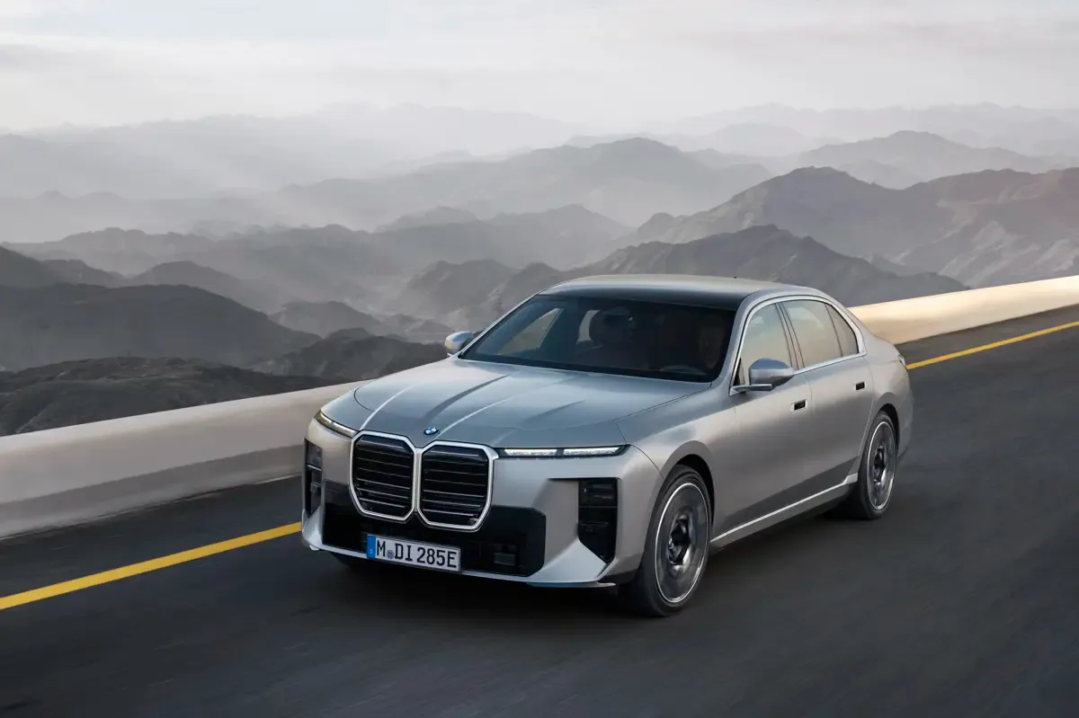 Elettronauti - BMW i7 50 xDrive - Nero - Esterno - Vista anteriore a tre quarti