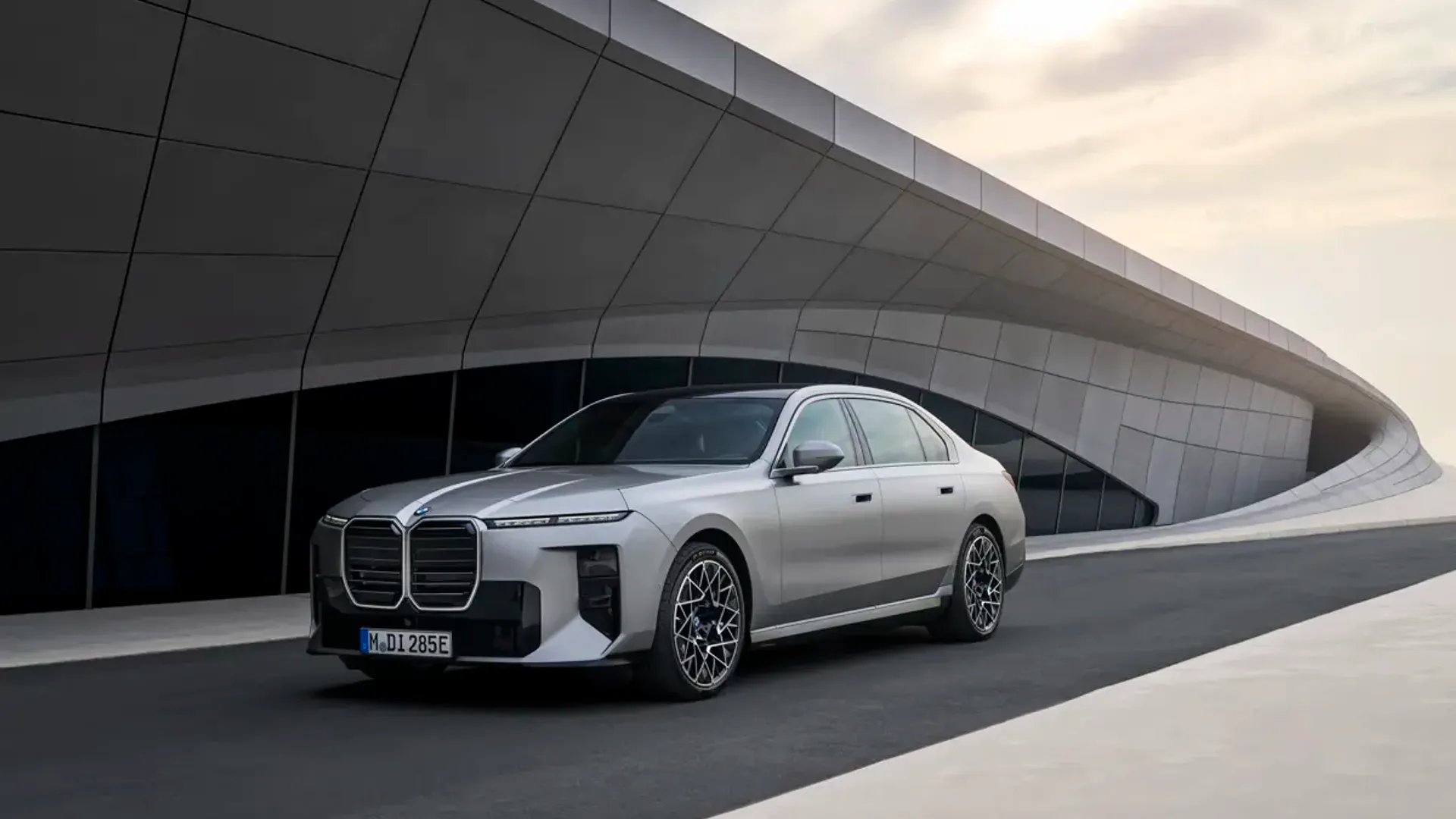 Elettronauti - BMW i7 50 xDrive - Nero - Esterno - Vista anteriore a tre quarti