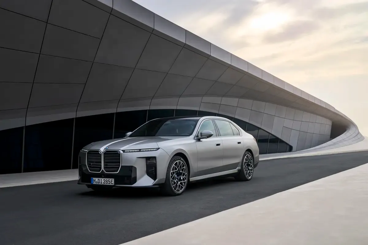 Elettronauti - BMW i7 50 xDrive - Nero - Esterno - Vista anteriore a tre quarti