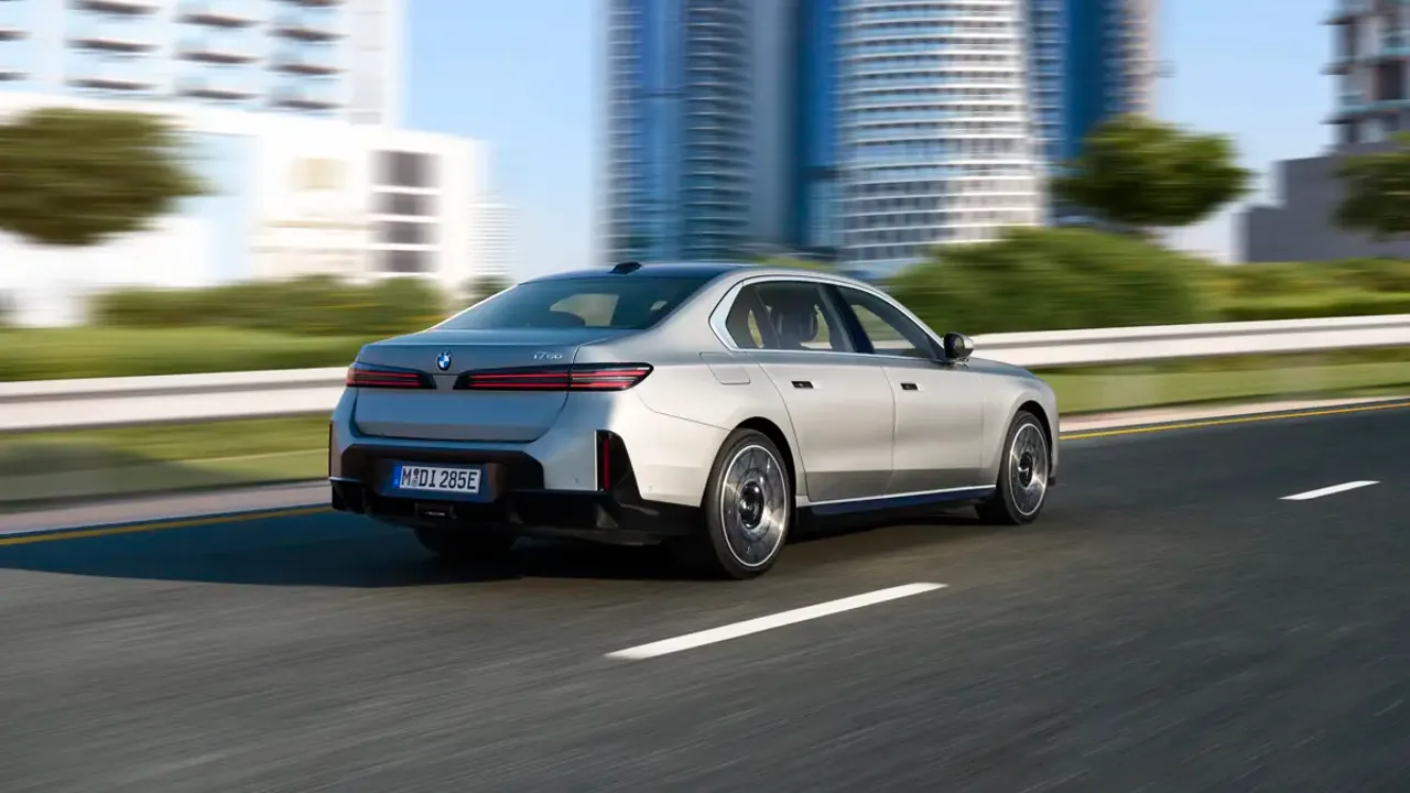 Elettronauti - BMW i7 M70 xDrive - Nero - Esterno - Vista anteriore a tre quarti