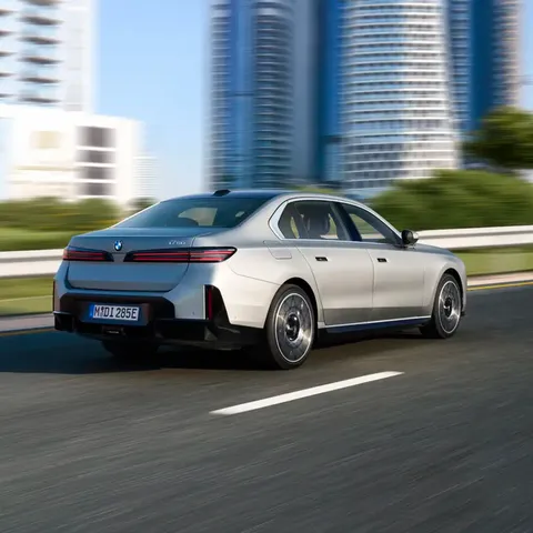 Elettronauti - BMW i7 M70 xDrive - Nero - Esterno - Vista anteriore a tre quarti