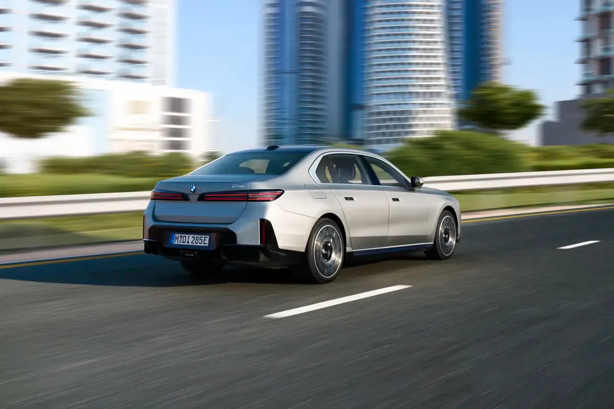 Elettronauti - BMW i7 M70 xDrive - Nero - Esterno - Vista anteriore a tre quarti