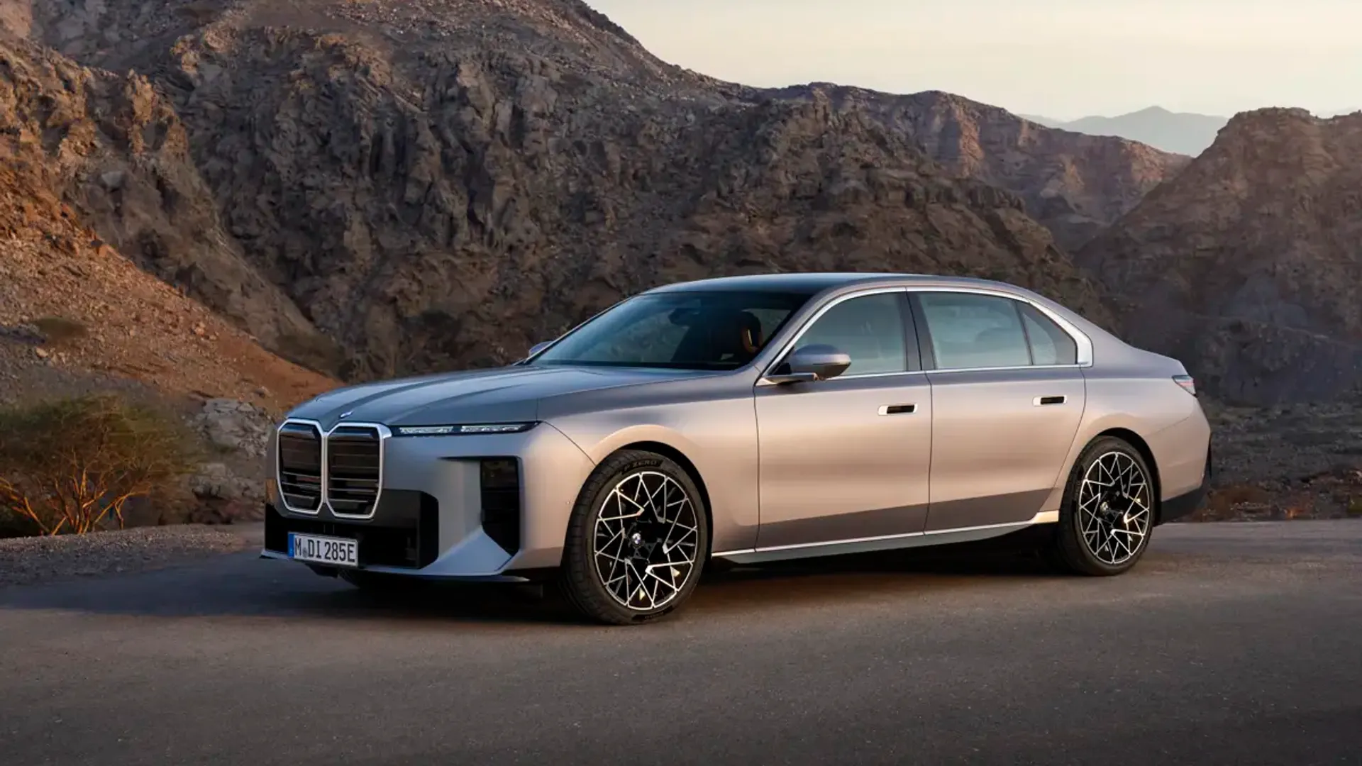 Elettronauti - BMW i7 50 xDrive - Dark Grey - Esterno - Vista anteriore a tre quarti