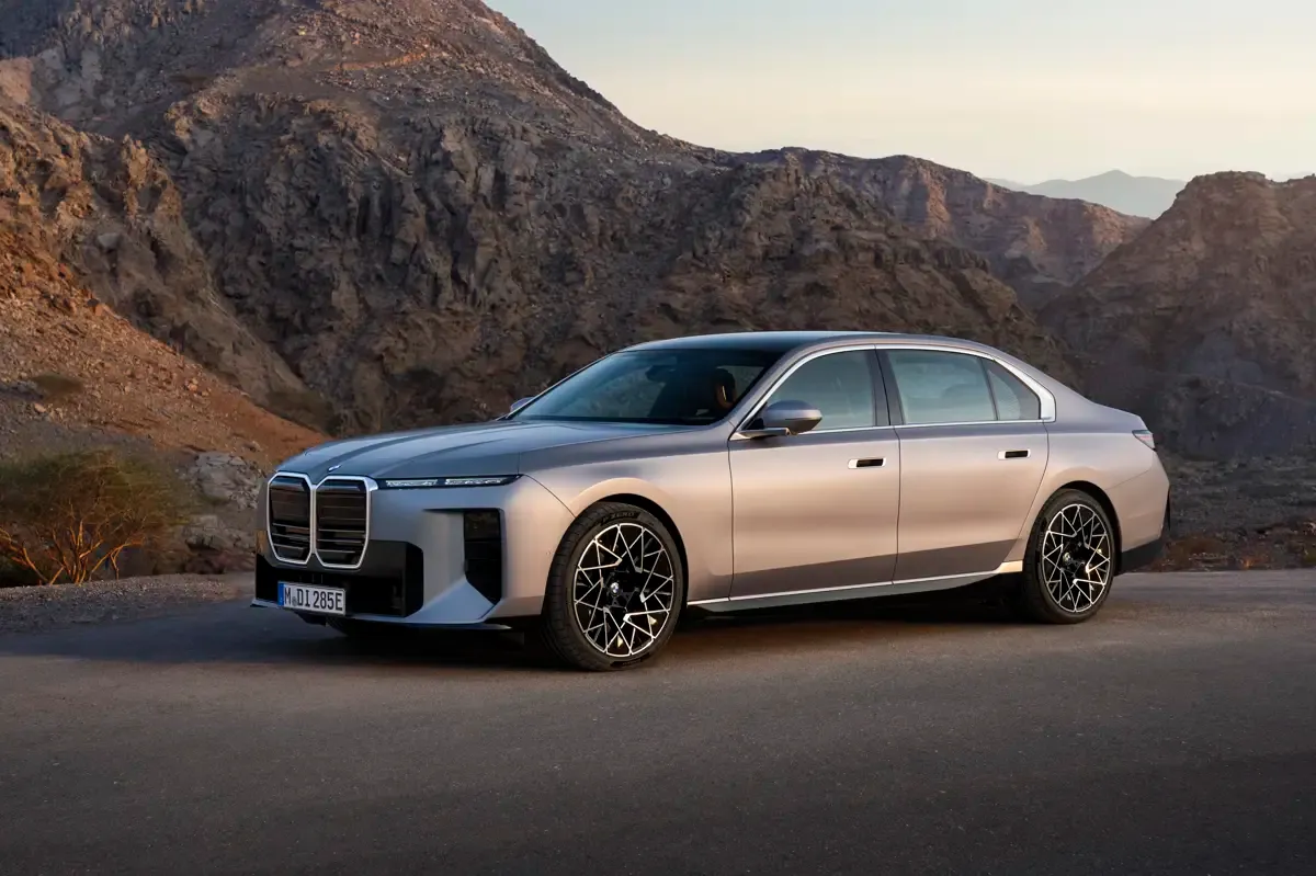 Elettronauti - BMW i7 50 xDrive - Dark Grey - Esterno - Vista anteriore a tre quarti