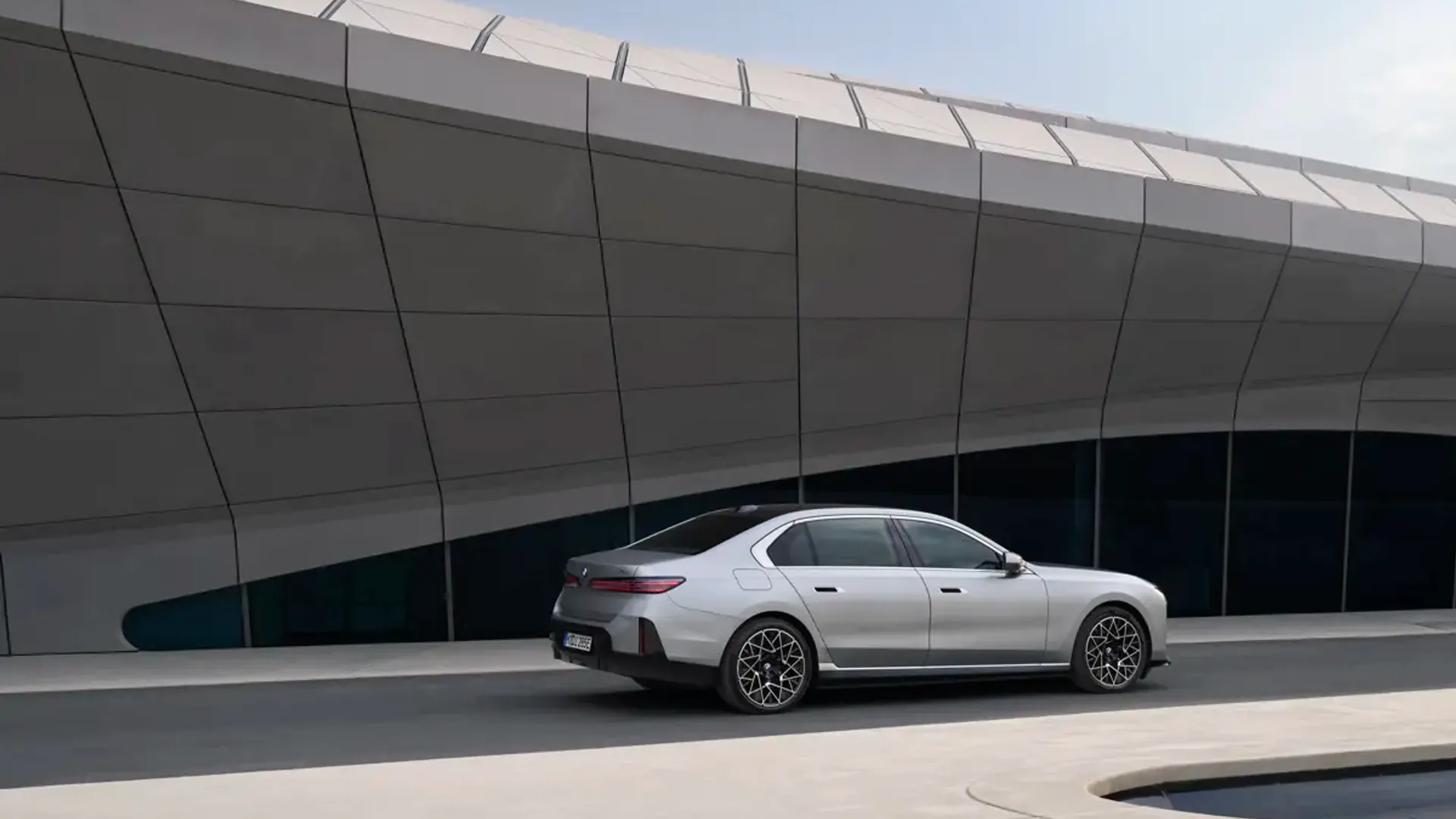 Elettronauti - BMW i7 50 xDrive - Dark Grey - Esterno - Vista anteriore a tre quarti