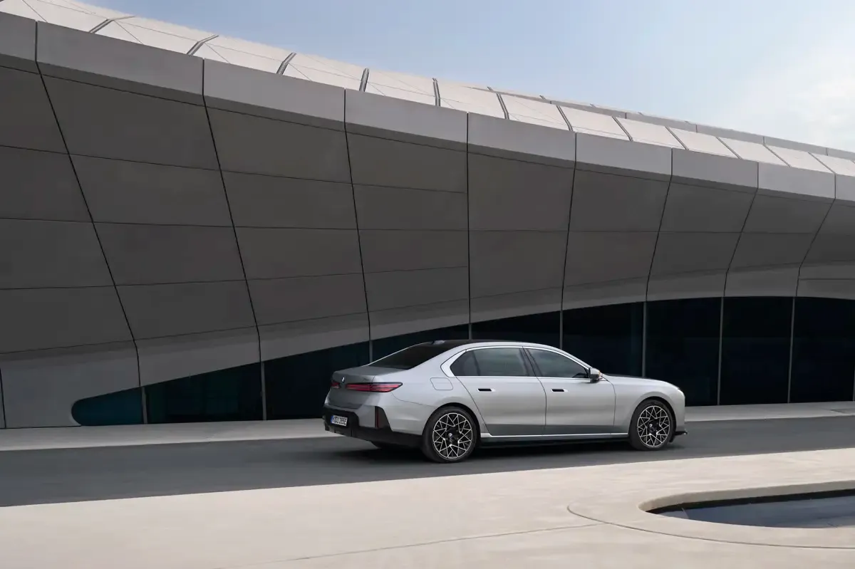 Elettronauti - BMW i7 50 xDrive - Dark Grey - Esterno - Vista anteriore a tre quarti