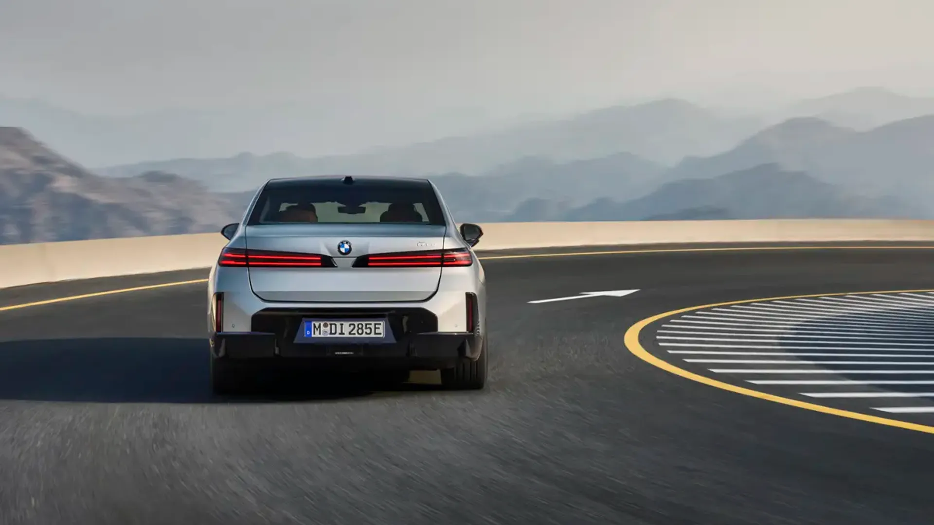 Elettronauti - BMW i7 50 xDrive - Dark Red - Esterno - Vista anteriore a tre quarti