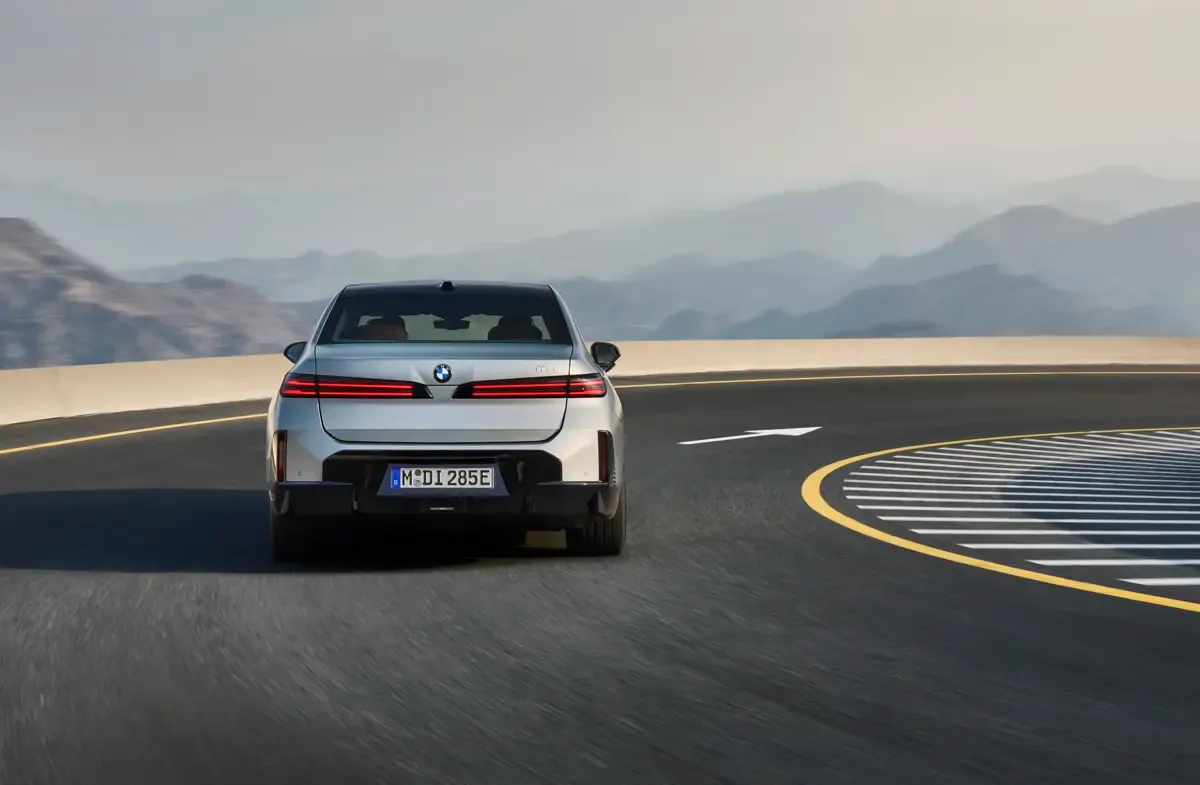 Elettronauti - BMW i7 50 xDrive - Dark Red - Esterno - Vista anteriore a tre quarti