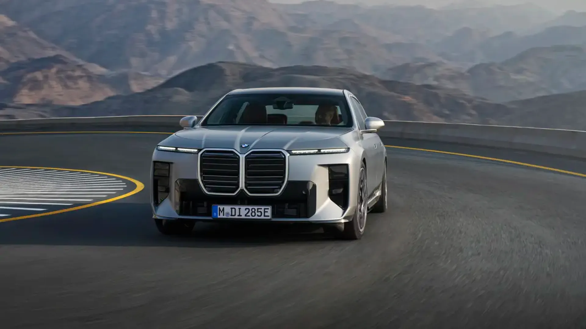 Elettronauti - BMW i7 50 xDrive - Grigio - Esterno - Vista anteriore a tre quarti