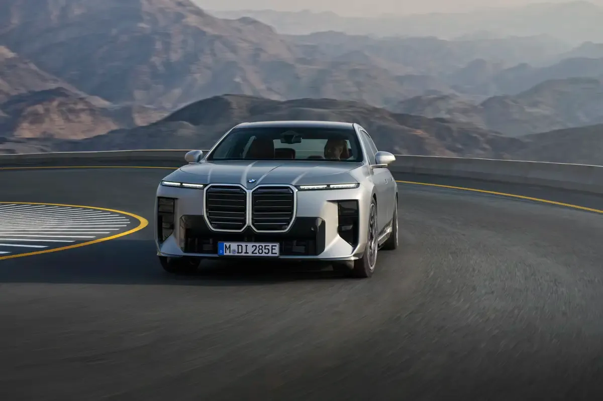 Elettronauti - BMW i7 50 xDrive - Grigio - Esterno - Vista anteriore a tre quarti