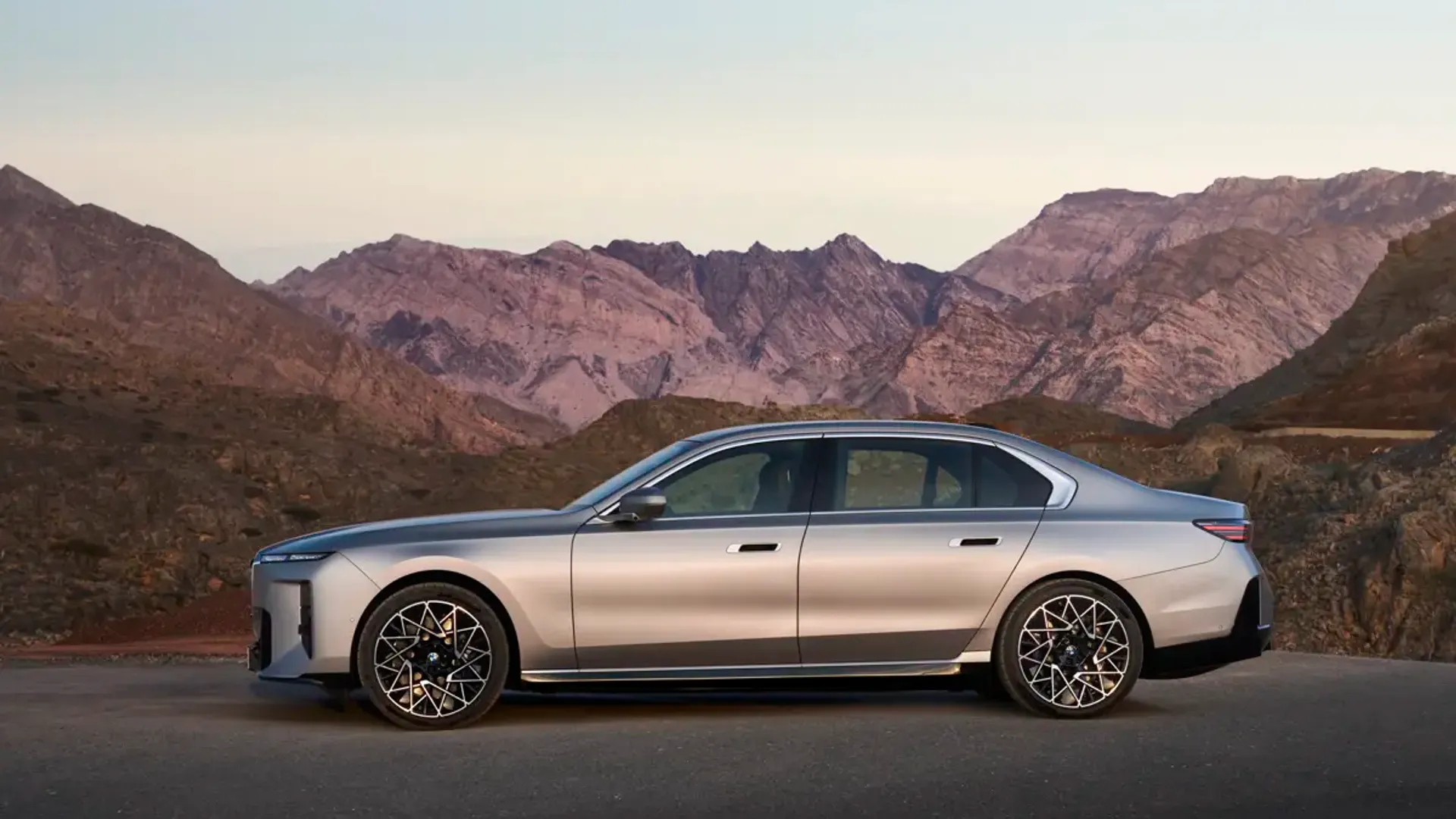 Elettronauti - BMW i7 50 xDrive - Grigio - Esterno - Vista anteriore a tre quarti