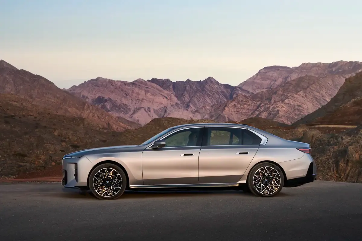 Elettronauti - BMW i7 50 xDrive - Grigio - Esterno - Vista anteriore a tre quarti
