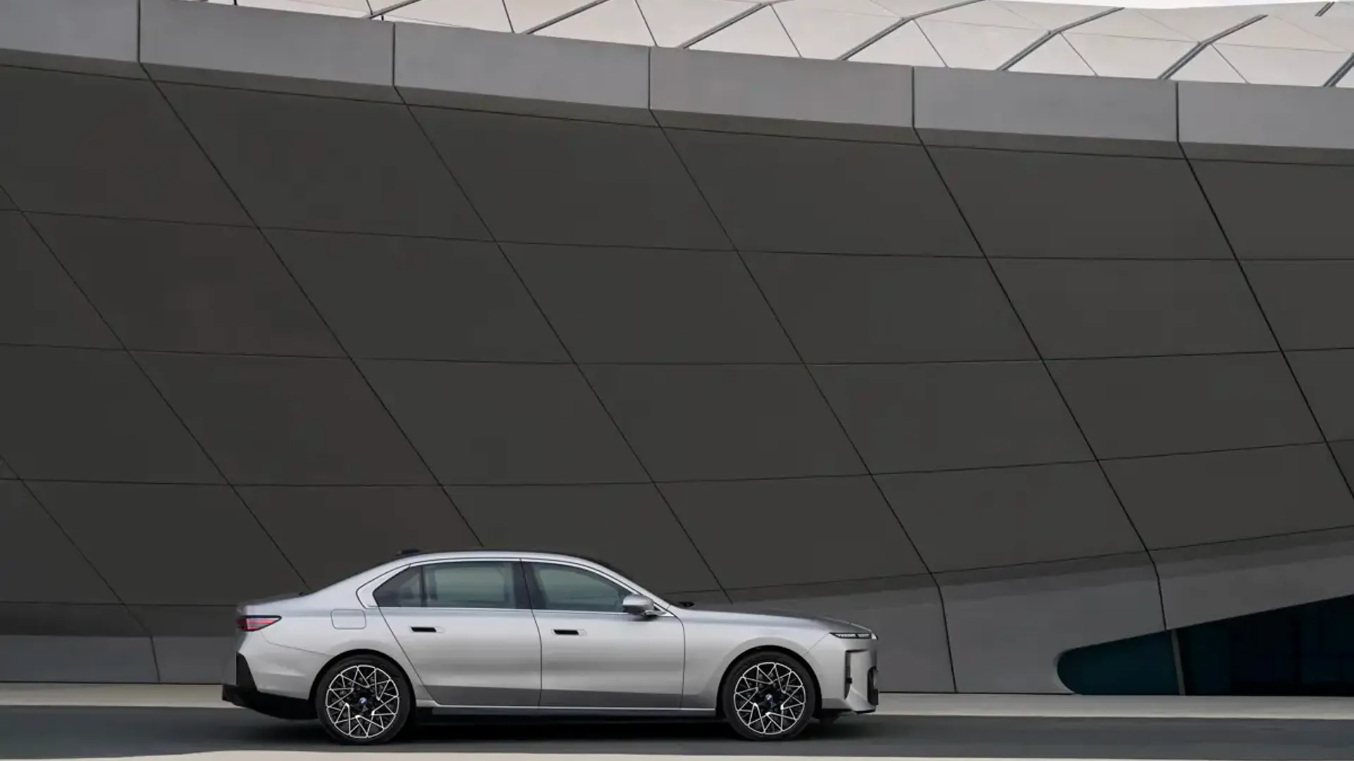 Elettronauti - BMW i7 50 xDrive - Grigio - Esterno - Vista anteriore a tre quarti