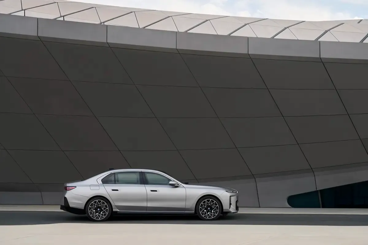 Elettronauti - BMW i7 50 xDrive - Grigio - Esterno - Vista anteriore a tre quarti