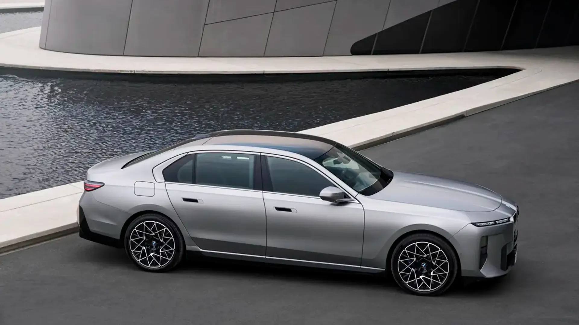 Elettronauti - BMW i7 50 xDrive - Grigio - Esterno - Vista anteriore a tre quarti