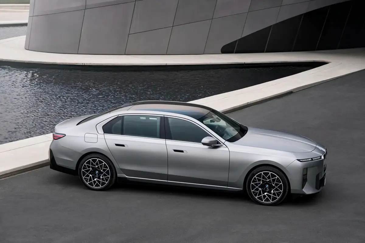 Elettronauti - BMW i7 50 xDrive - Grigio - Esterno - Vista anteriore a tre quarti